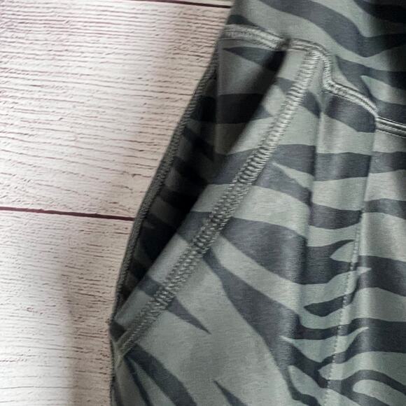 Old Navy Women's Animal Print High Rise Powersoft Jogger Sz M - Picture 10 of 16